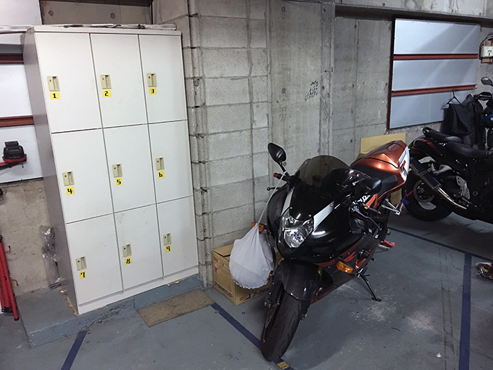 05:ヘルメットやグローブなどを置いておける!