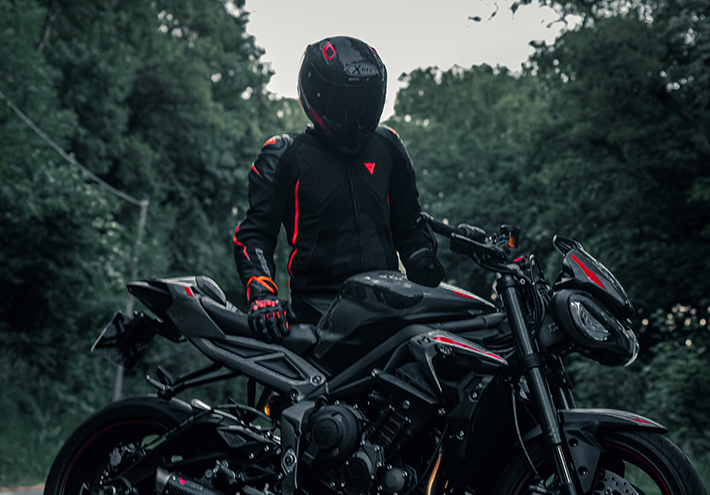 夏のバイクは服装に注意